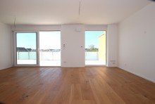 Wohnzimmer mit Zugang auf Dachterrasse Wohnen �ber den D�chern von Griesheim!